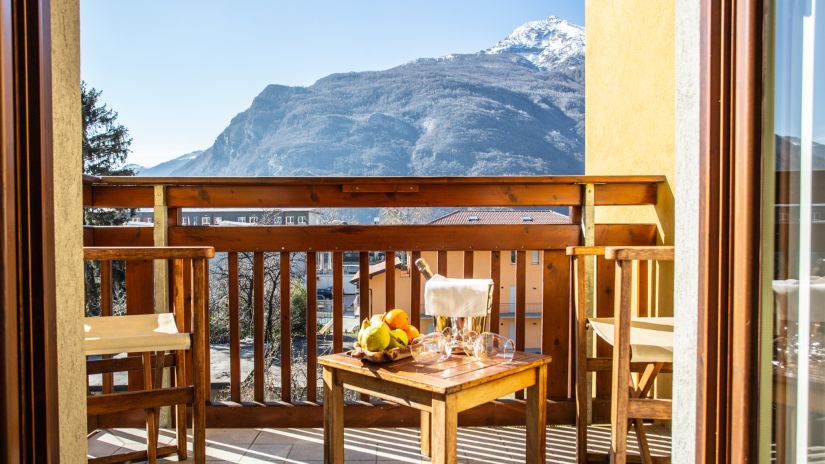 Balcone con vista sulle montagna imbiancate della Valle d'Aosta